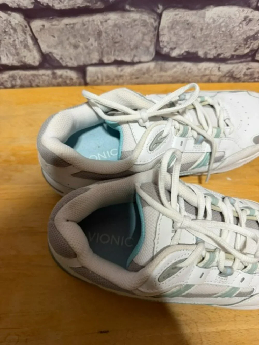 Vionic White & Turquoise Lace Up Sneakers Size 9